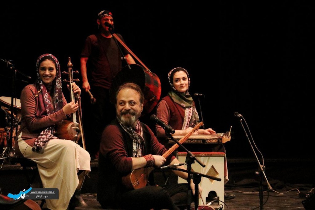 Die Musiker*innen der iranischen Band Rastak sind die meiste Zeit des Jahres unterwegs. Wenn sie nicht gerade traditionelle Lieder aus allen Ecken des Landes zusammentragen, sind sie weltweit auf Tournee.